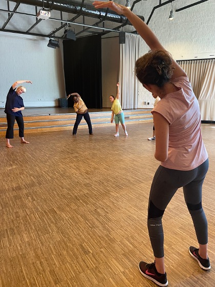 Mehrere Menschen machen gemeinsam Yoga